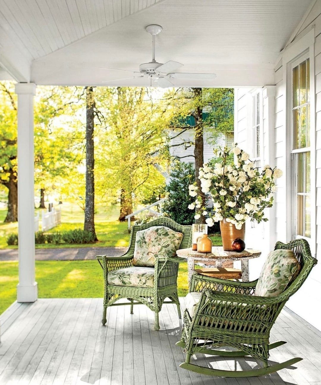 Summer Colors: How to Incorporate Bright Hues into Your Home Decor